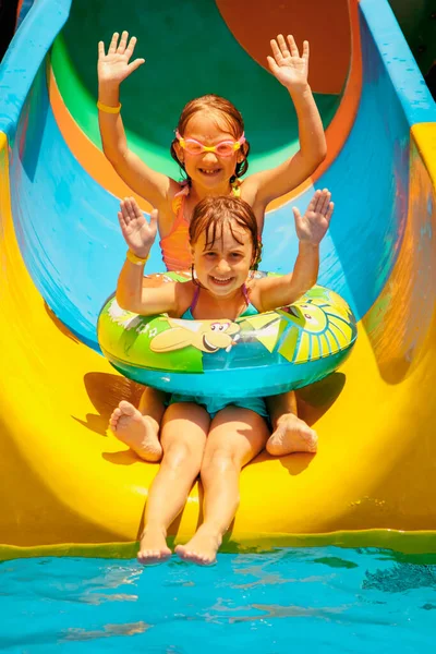 Två Söta Unga Flickor Poolen Efter Att Gått Ner Vattenrutschbana — Stockfoto
