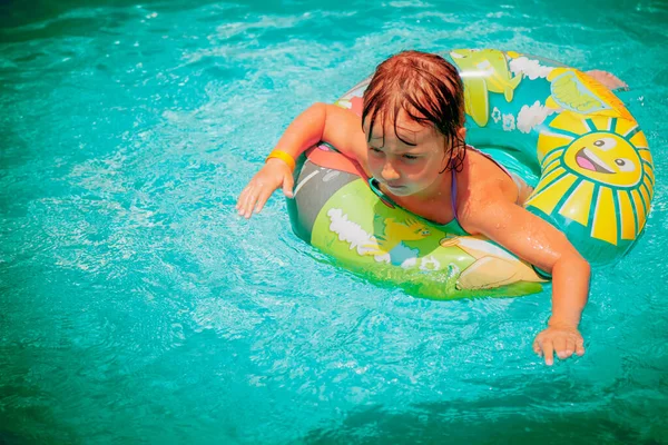 Retrato Niña Hermosa Piscina Relajarse Nadar Anillo Inflable Vacaciones Verano — Foto de Stock