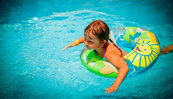 Vista Superior Hermosa Niña Piscina Relajarse Nadar Anillo Inflable Vacaciones — Foto de Stock