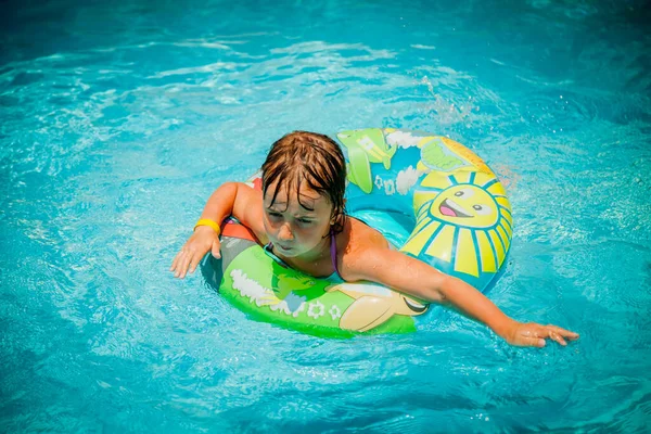 Vista Superior Hermosa Niña Piscina Relajarse Nadar Anillo Inflable — Foto de Stock