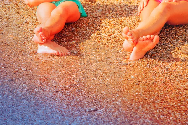 Koncept Dovolené Prázdnin Nohy Dvou Mladých Dívek Relaxujících Pláži Těší — Stock fotografie