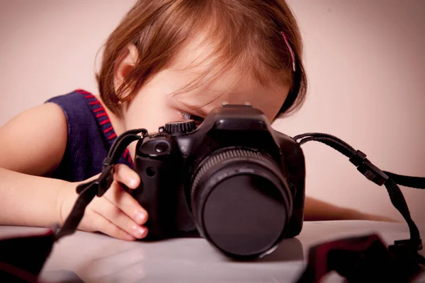 Retrato Una Pequeña Niña Linda Fotógrafa Mirando Pantalla Cámara Enfoque — Foto de Stock