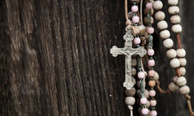 Eski bir tespih, kilise harabelerinin eski ahşap kapılarına karşı. Tasarım metni için boş kopya alanı.