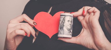 Kavram: Para özgürlüktür. Amerikan dolarlarına olan sevginin sembolü olarak kalbi ve parası olan bir iş kadını.. 