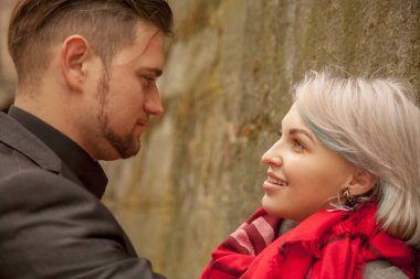 Aşık bir çift, yakışıklı bir adam ve genç güzel bir kadın birbirlerine şefkatle bakıyorlar. Şefkat, mutluluk, yaşam tarzı konsepti. Yatay resim.