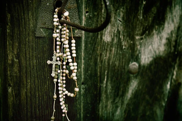 Close Old Rosary Ancient Wood Doors Background Religion Concept — Stock Photo, Image