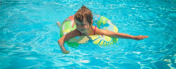 Linda Niña Nadando Con Anillo Colores Aire Libre Piscina — Foto de Stock