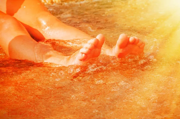 Férias Verão Conceito Infância Feliz Feche Pés Jovem Relaxando Praia — Fotografia de Stock