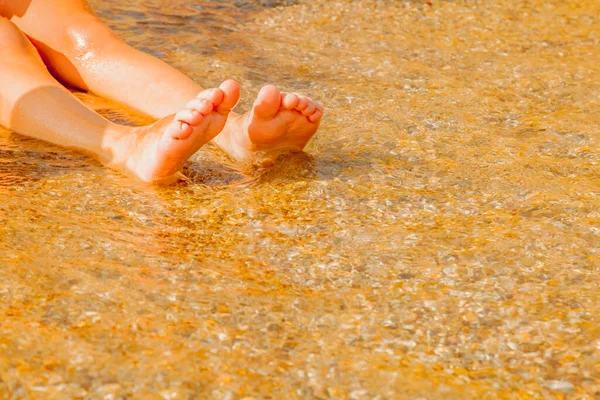 Vacaciones Verano Concepto Infancia Feliz Pies Niña Relajándose Playa Disfrutando — Foto de Stock