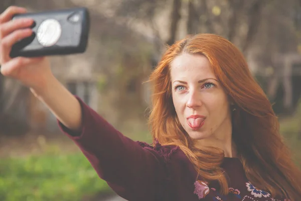 Portret Młodej Pięknej Kobiety Smartfonem Jako Symbolem Uzależnienia Mediów Społecznościowych — Zdjęcie stockowe