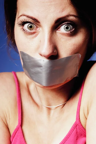 Concepto Miedo Retrato Psicológico Mujer Asustada Con Boca Cubierta Con — Foto de Stock