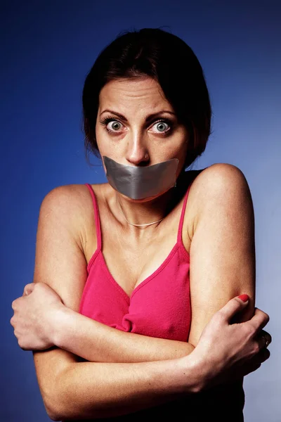 Ból Strach Cenzura Portret Psychologiczny Przerażonej Kobiety Ustami Pokrytymi Gipsem Obraz Stockowy