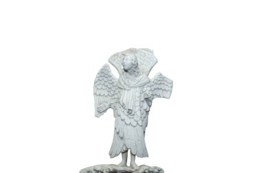 Bulutlardaki melek... Beyaz arka planda izole edilmiş çok eski taş heykel..