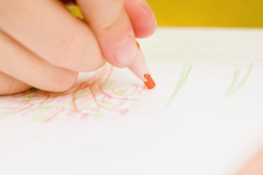 Büyük sanatçı. Renkli kalemlerle resim çizen kız çocuğu. Kapat..