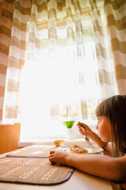 Genç güzel kız kahvaltıda peynirli kek yiyor.. 