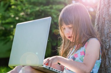 Yaz tatillerinde serbest çalışan serbest çalışan güzel bir genç kızın portresi.. 