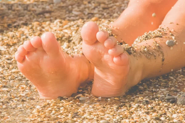 Urlaub Und Urlaubskonzept Nahaufnahme Füße Von Jungen Mädchen Die Sich — Stockfoto
