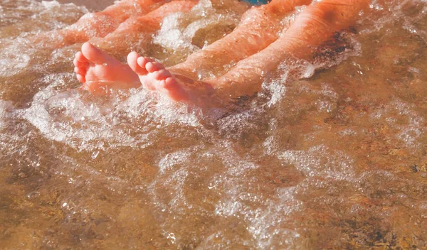 Zwei Junge Mädchen Entspannen Sich Strand Und Genießen Sonne Und — Stockfoto