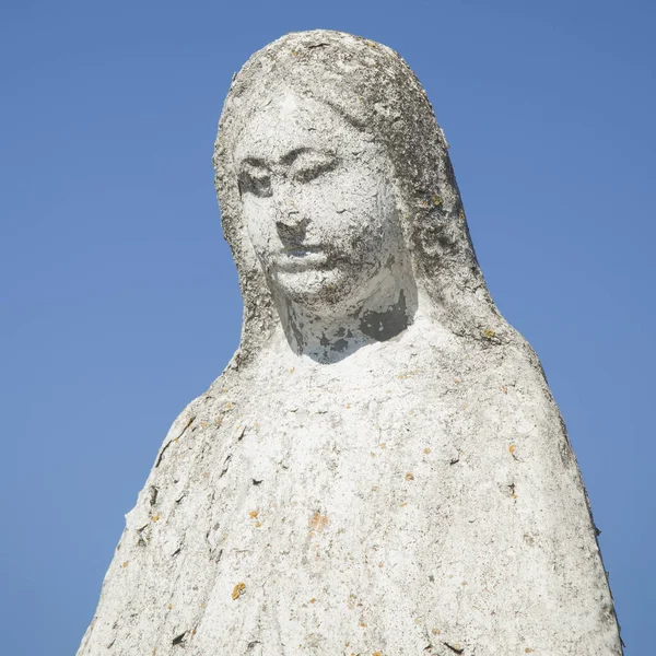 Sluit Maagd Maria Oude Stenen Standbeeld Tegen Blauwe Lucht Horizontaal — Stockfoto