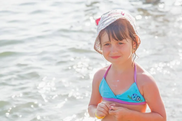 Concepto Vacaciones Vacaciones Retrato Humorístico Una Niña Pequeña Que Relaja — Foto de Stock