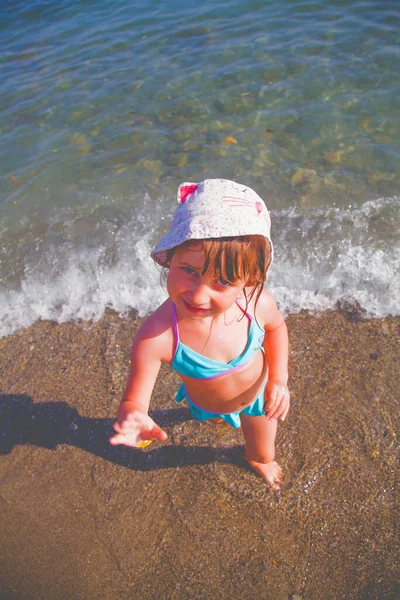 Top Uitzicht Jong Kind Meisje Ontspannen Het Strand Genieten Van — Stockfoto