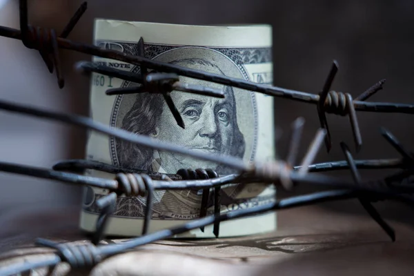 Americké Dolarové Peníze Zabalené Ostnatého Drátu Jako Symbol Ekonomické Války — Stock fotografie