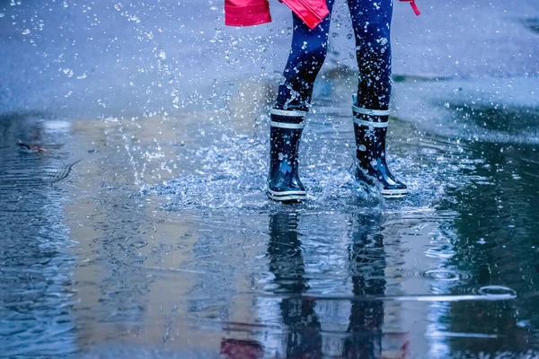 Yağmurdan Sonra Birikintilerine Atlayan Çizmeli Çocuk Çocukluk Rahatlık Mutluluk Konsepti — Stok fotoğraf