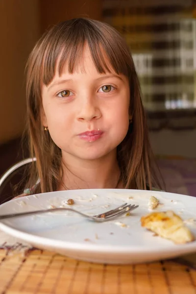 Era Molto Delizioso Giovane Bella Ragazza Mangiare Torte Formaggio Prima — Foto Stock