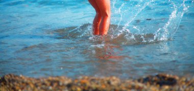 Küçük kız deniz kenarında eğleniyor. Yaz tatili ve sağlıklı yaşam tarzı konsepti