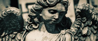 Güzel melek antik heykelini kapat ve aşağıya bakan tatlı bir yüz ifadesiyle. Din, inanç, Hristiyanlık kavramı