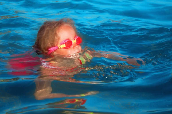 Close Portret Van Schattige Kleine Meisje Zee Leren Zwemmen Zomervakantie — Stockfoto