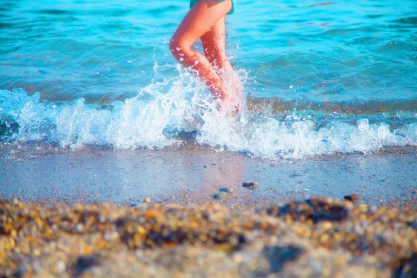 Vacaciones Verano Concepto Ocio Linda Niña Caminando Agua Mar — Foto de Stock