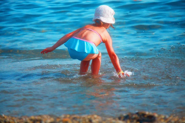 Retrato Menina Pequena Bonito Divertindo Beira Mar Visão Traseira Verão — Fotografia de Stock