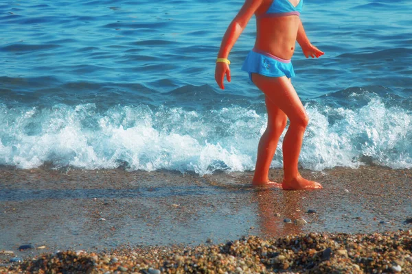 Niña Linda Caminando Playa Vacaciones Verano Concepto Estilo Vida Saludable — Foto de Stock