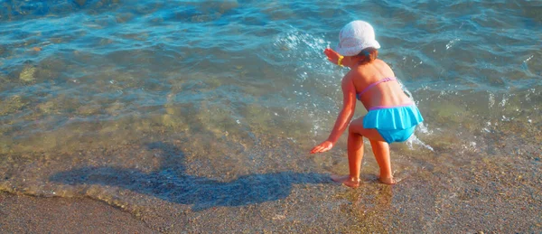 Schattig Klein Meisje Dat Plezier Heeft Aan Zee Zomervakantie Gezond — Stockfoto