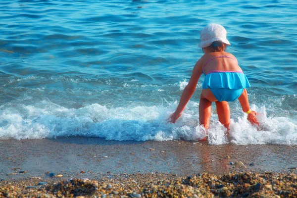 Linda Niña Divirtiéndose Agua Playa Vacaciones Verano Concepto Estilo Vida — Foto de Stock