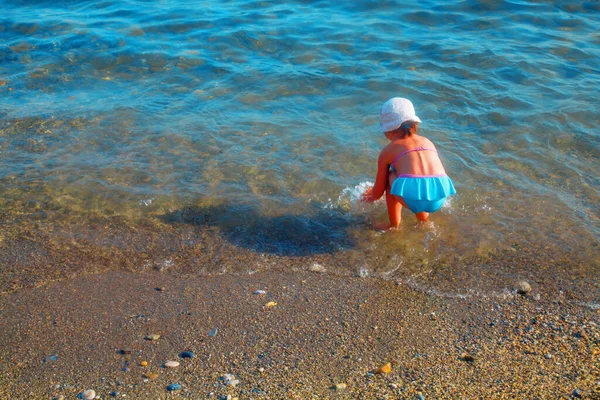 Küçük Tatlı Bir Kızın Deniz Kenarında Eğlendiği Arka Manzara Yaz — Stok fotoğraf
