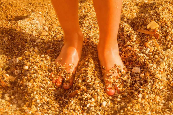 Крупним Планом Дитячі Ноги Піску Біля Моря — стокове фото