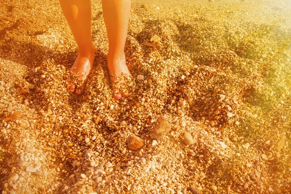 Sommerferien Und Freizeitkonzept Nahaufnahme Von Kinderfüßen Sand Meer Selektiver Fokus — Stockfoto