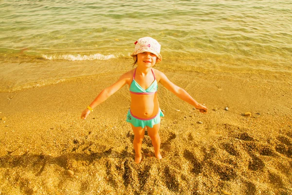 Retrato Divertido Niña Linda Divirtiéndose Playa Vacaciones Verano Concepto Estilo — Foto de Stock