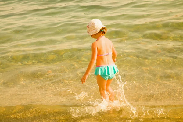 Chica Cild Divirtiéndose Playa Vacaciones Verano Concepto Estilo Vida Saludable — Foto de Stock