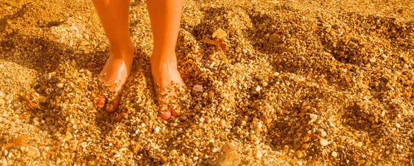 Літній Відпочинок Дозвілля Крупним Планом Дитячі Ноги Піску Біля Моря — стокове фото