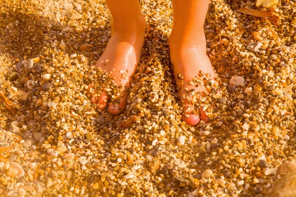 Sommarsemester Och Fritid Koncept Närbild Barns Fötter Sanden Vid Havet — Stockfoto