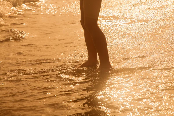 Deniz Suyuna Karşı Sahilde Küçük Bir Kızın Silueti Yaz Tatili — Stok fotoğraf