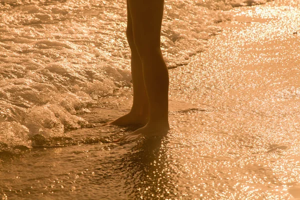 Silhouette Eines Kindes Strand Gegen Wasser Des Meeres Sommerferienkonzept — Stockfoto