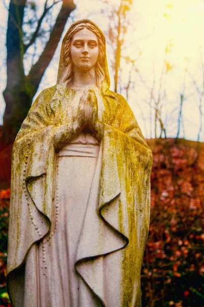 Дева Мария Королева Небес Статуя Античного Камня — стоковое фото