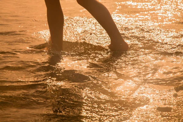 Sylwetka Dziecka Plaży Przed Wodą Morską Koncepcja Wakacji Skupienie Selektywne — Zdjęcie stockowe