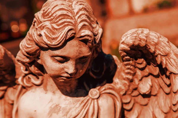 一个悲伤的天使的古老形象 古老石像的碎片 死亡概念 — 图库照片
