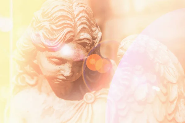 太陽の下で翼を持つ美しい天使 古代の石像 — ストック写真