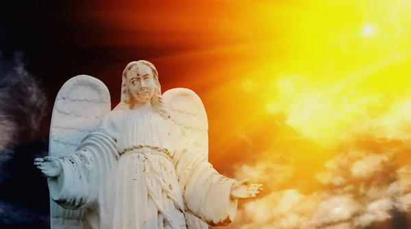 Fragment Starożytnej Posągu Pięknego Białego Anioła Stróża Promieniach Słońca — Zdjęcie stockowe